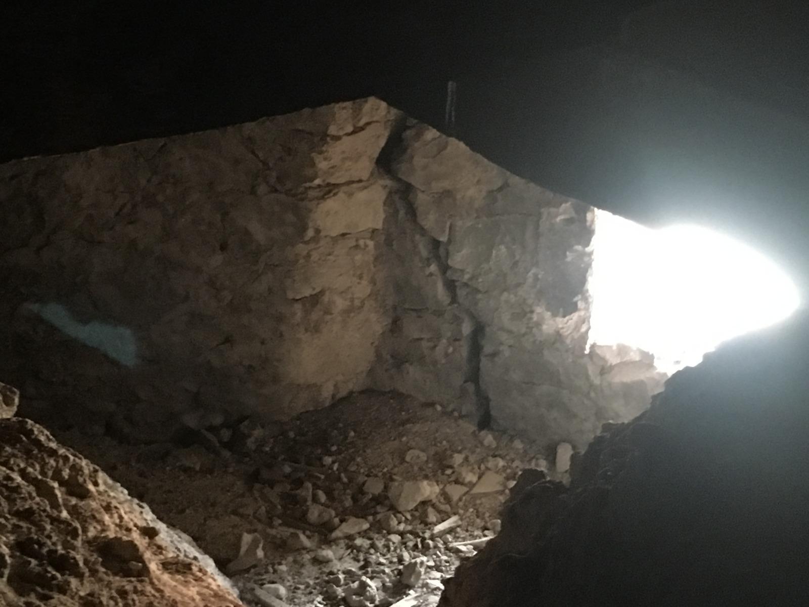 Cimientos con escombros y brecha en el muro de la iglesia