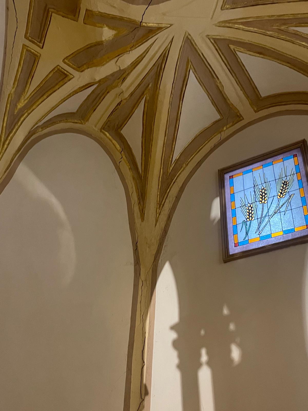 Bóveda gótica con grieta visible a lo largo del arco