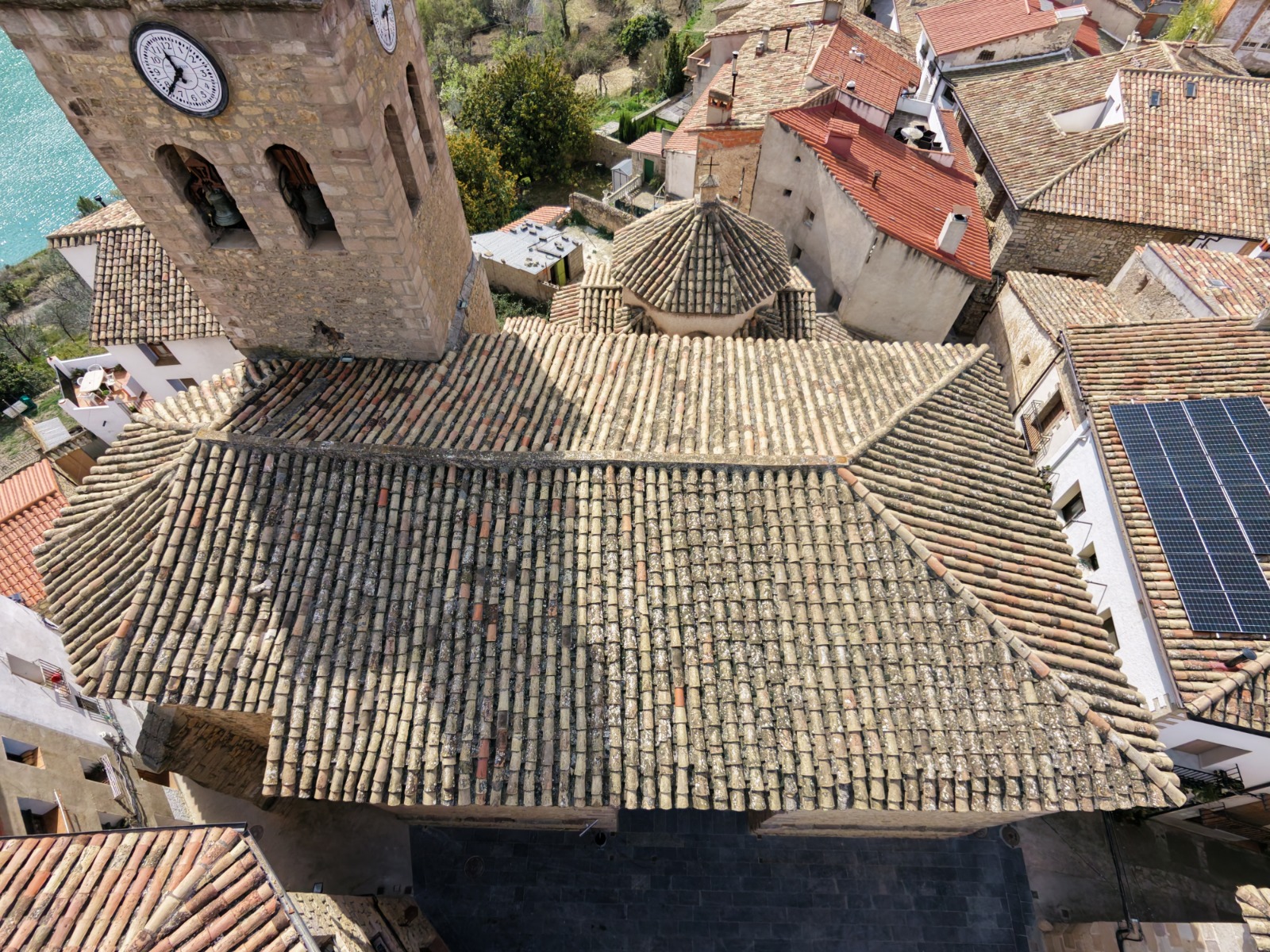 Vista aérea del tejado de la iglesia de Puebla de Arenoso